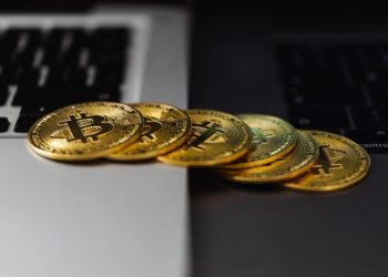 What is the difference between an online casino and a crypto casino