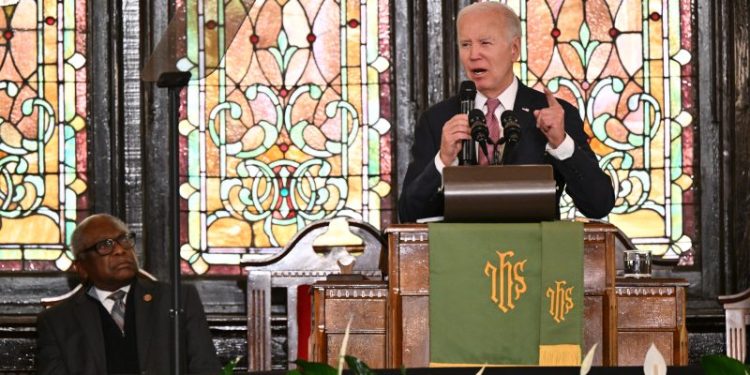 Biden fiercely embraces the non-swing state of South Carolina