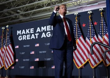 Haley courts independents, Democrats as she aims to avoid a blowout to Trump on her home turf