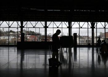 Voters think the nation is going off rails — just not in their state