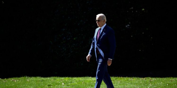 Strong economy can be double-edged sword for Biden if rates stay high