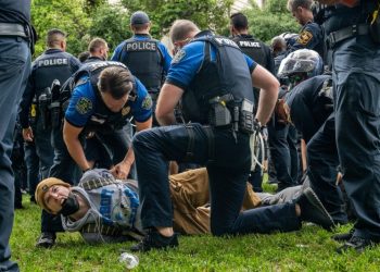 Criticism, praise of Texas governor after dramatic use of troopers on protesters