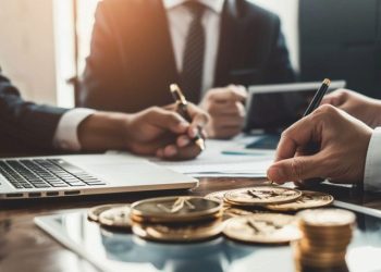Financial Advisors Reluctant to Discuss Crypto with Clients Due to Legal Concerns, Survey Finds