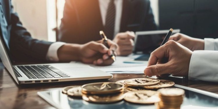Financial Advisors Reluctant to Discuss Crypto with Clients Due to Legal Concerns, Survey Finds