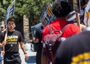 Amazon hikes wages for contract delivery drivers as union pressures grow