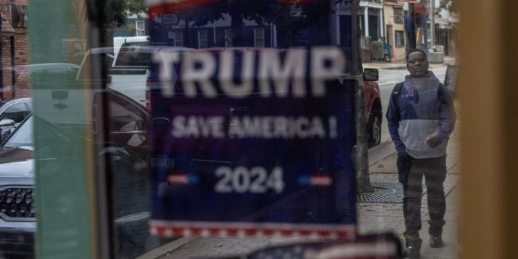 Trump turns to immigration as closing appeal as edge on economy fades